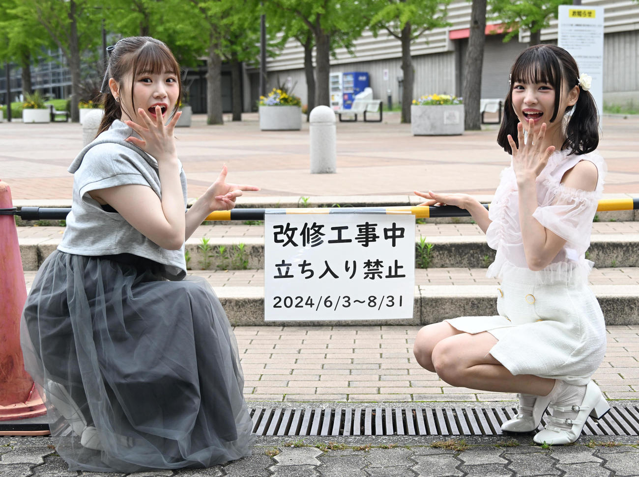改修工事中のインテックス大阪に驚くNMB48出口結菜（左）と新澤菜央（撮影・石井愛子）