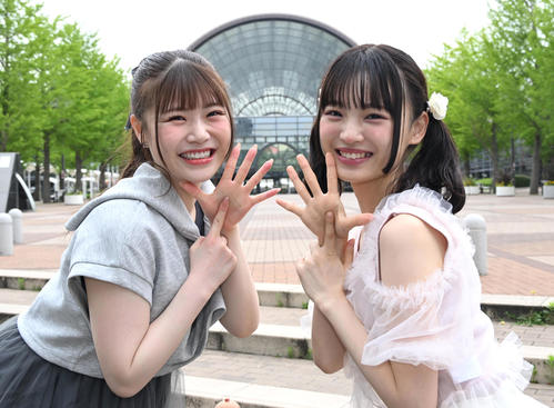 6期生としてお披露目された思い出のインテックス大阪でポーズをとるNMB48出口結菜（左）と新澤菜央（撮影・石井愛子）