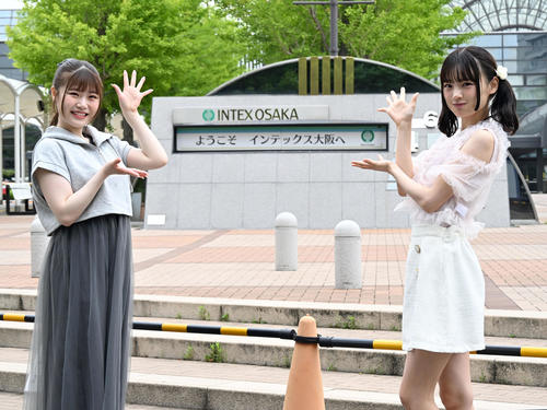 思い出のインテックス大阪に訪れたNMB48出口結菜（左）と新澤菜央（撮影・石井愛子）