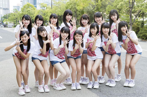18年7月、握手会イベントでお披露目され、「6」をアピールするNMB48の6期生メンバー