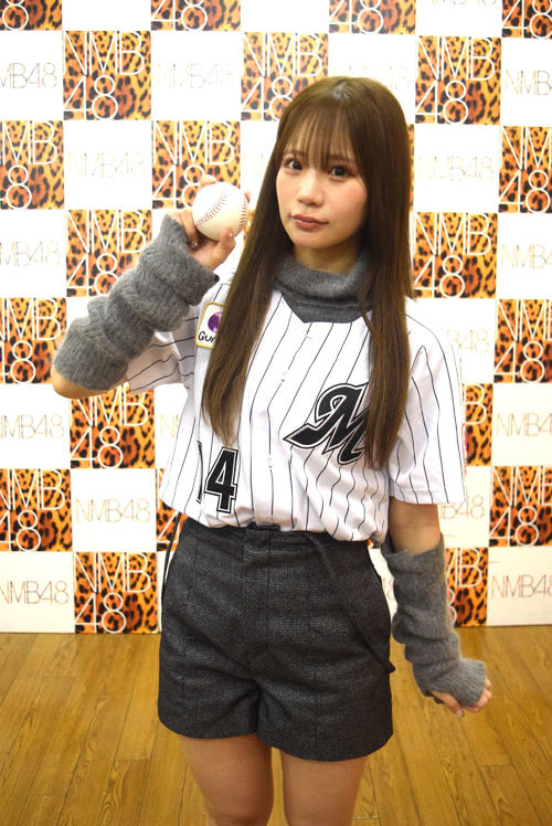 推しの小島和哉投手のユニフォームを着た和田海佑（撮影・阪口孝志）