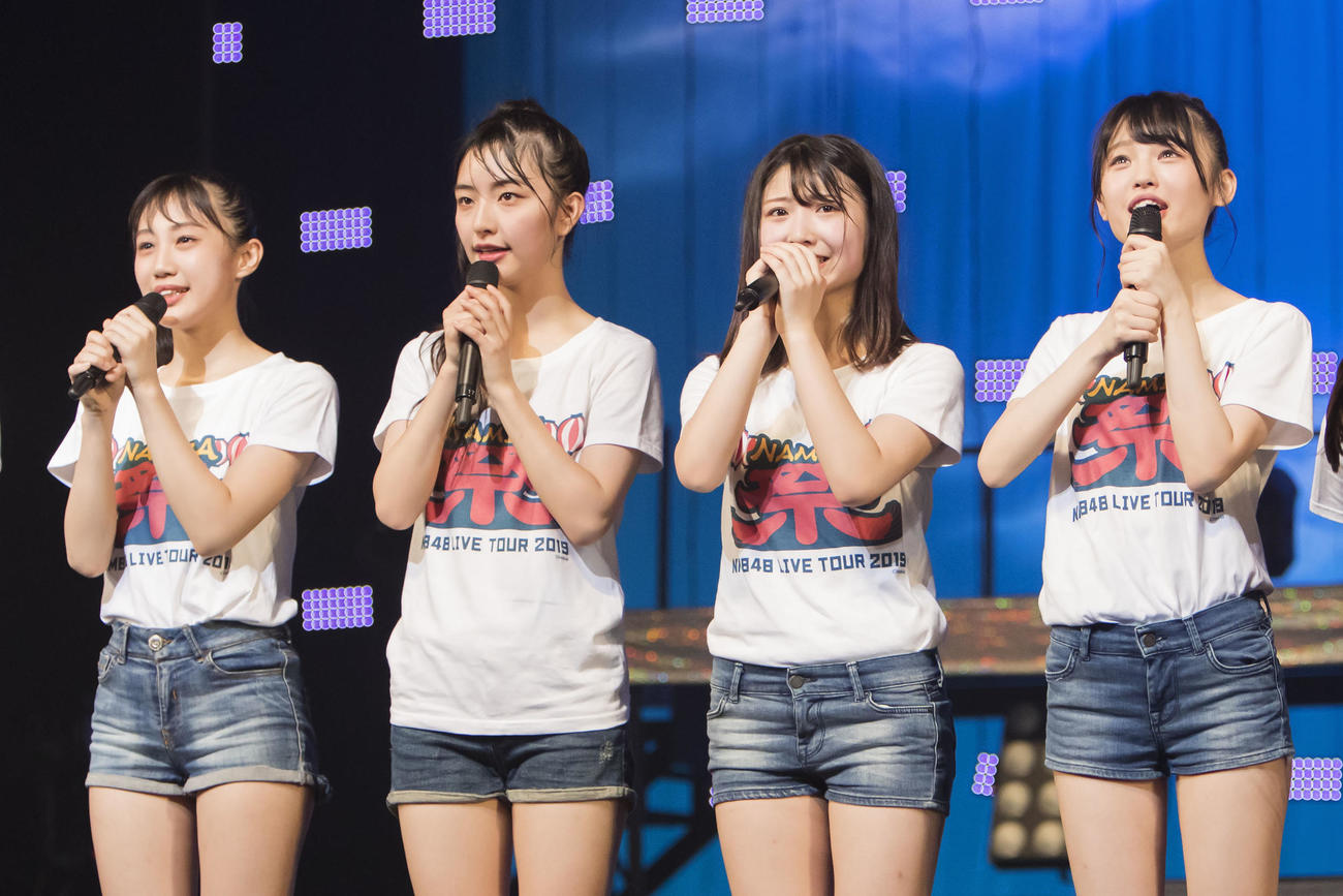 「LIVE TOUR 2019～NAMBA祭～」で正規メンバーに昇格することが発表された、右から新澤菜央、堀ノ内百香、大田莉央奈、南羽諒（C）NMB48
