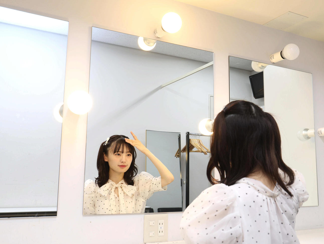 思い出の神戸国際会館こくさいホールの楽屋でヘアスタイルを整えるNMB48新澤菜央（撮影・白石智彦）