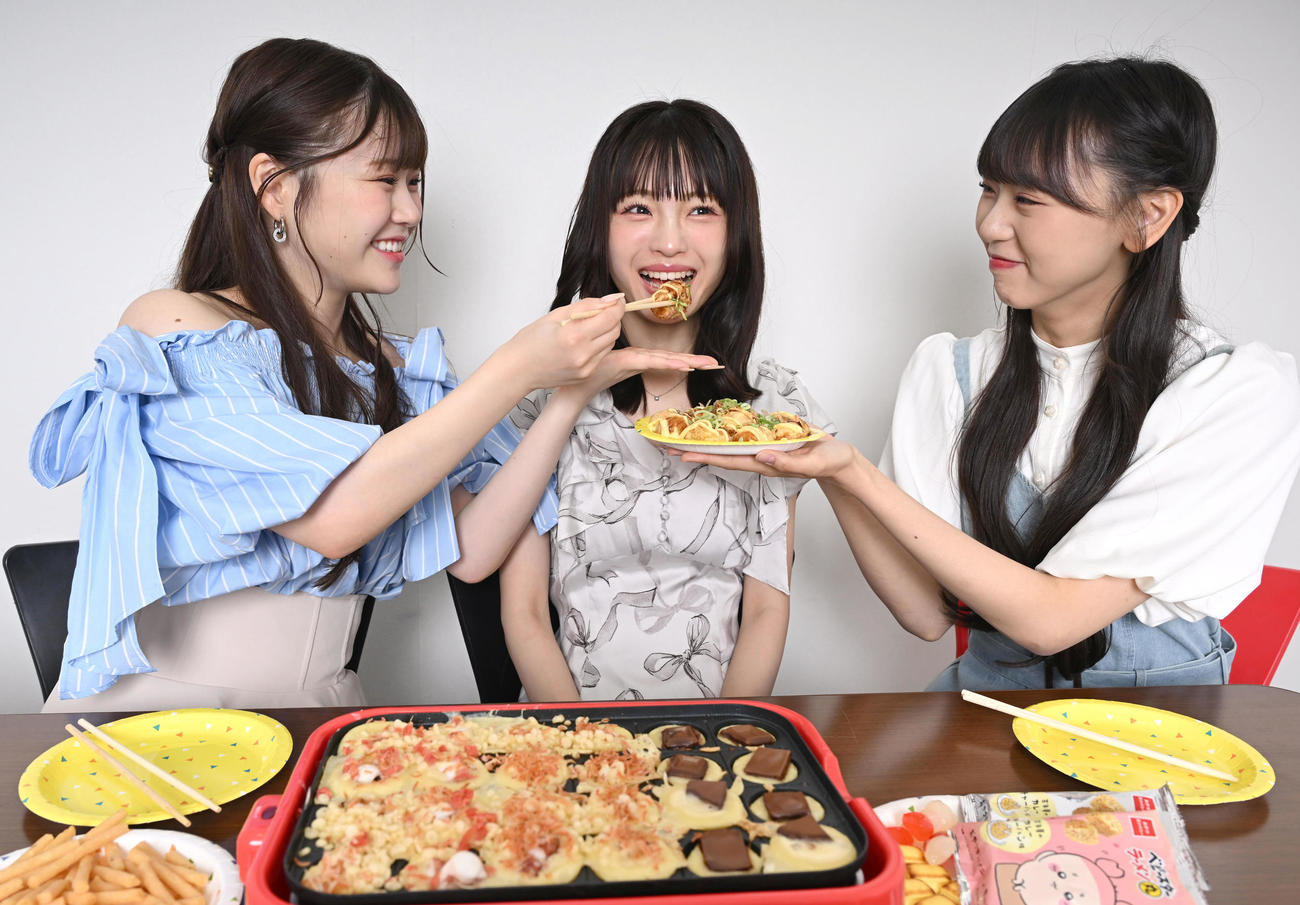 たこ焼きパーティーで楽しむ（左から）NMB48出口結菜、新澤菜央、泉綾乃（撮影・石井愛子）