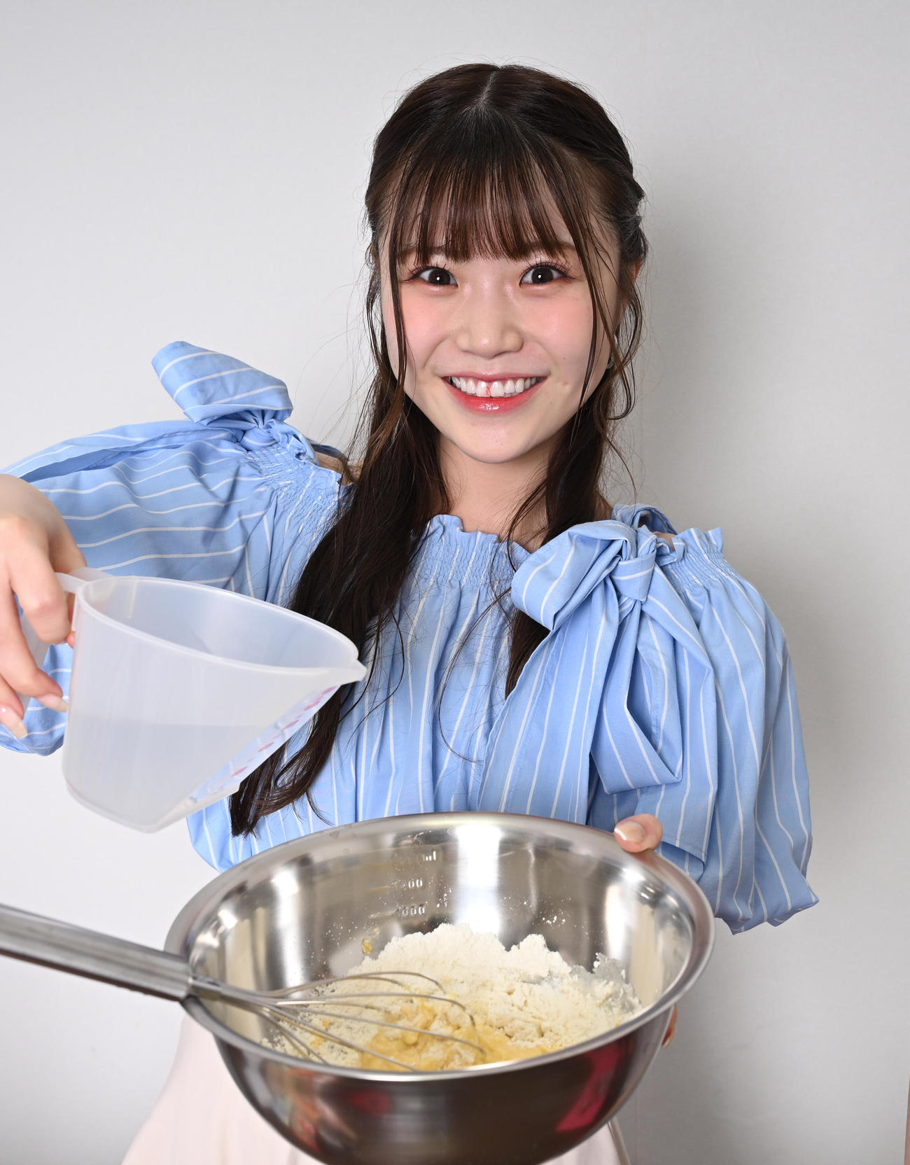 たこ焼きの生地を作るNMB48出口結菜（撮影・石井愛子）