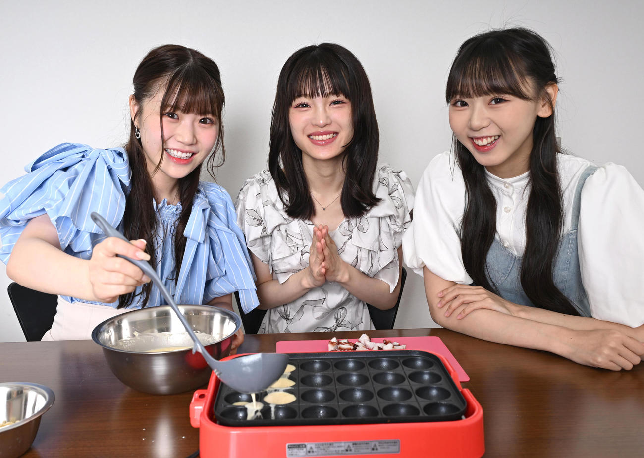 たこ焼きパーティーで楽しむ（左から）NMB48出口結菜、新澤菜央、泉綾乃（撮影・石井愛子）