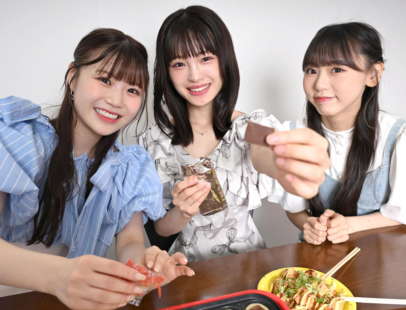 チョコレート入りたこ焼きを作る（左から）NMB48出口結菜、新澤菜央、泉綾乃（撮影・石井愛子）