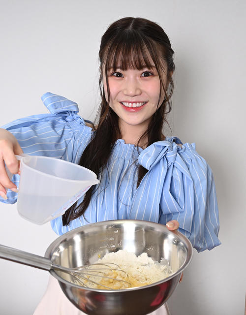 たこ焼きの生地を作るNMB48出口結菜（撮影・石井愛子）