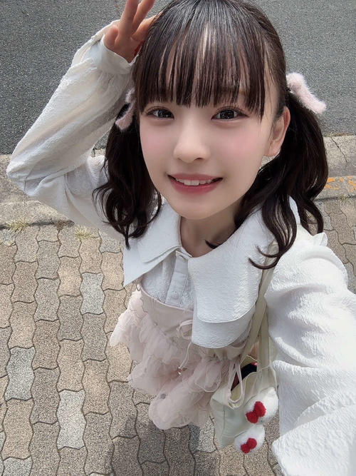 10月新澤菜央オフショット写真3