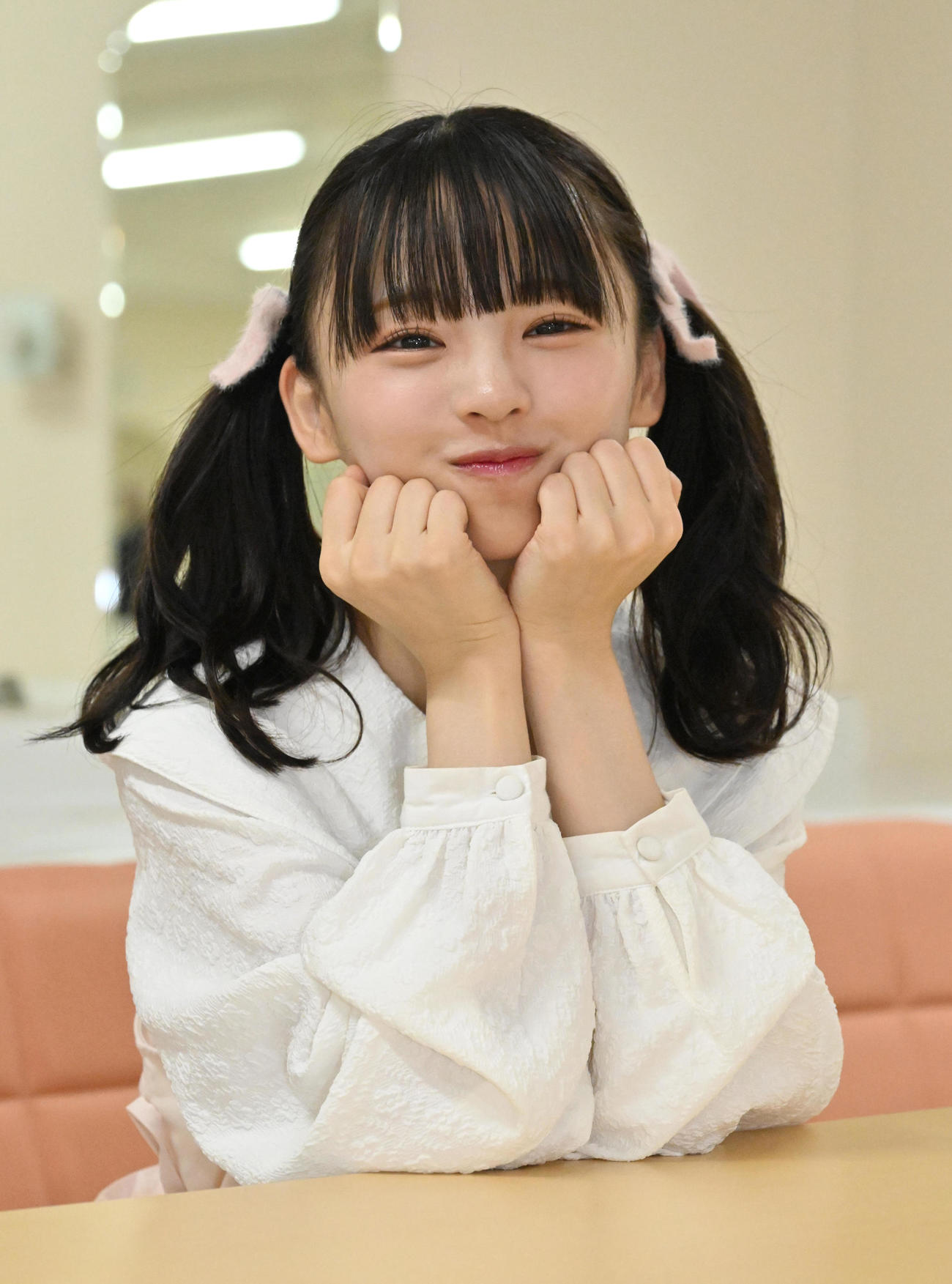楽屋でポーズをとるNMB48新澤菜央（撮影・石井愛子）