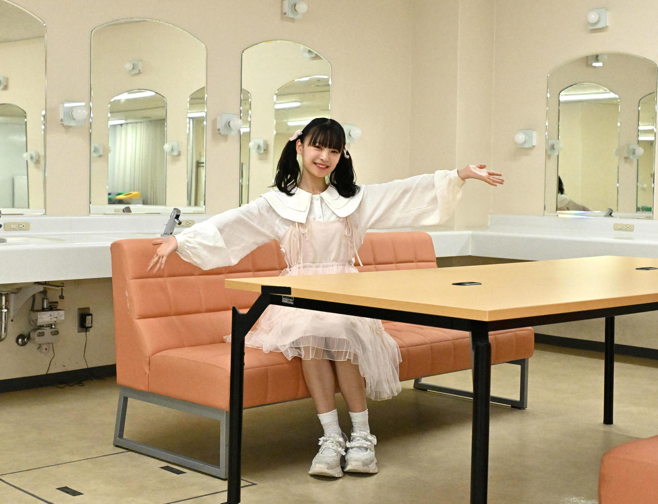 楽屋でポーズをとるNMB48新澤菜央（撮影・石井愛子）