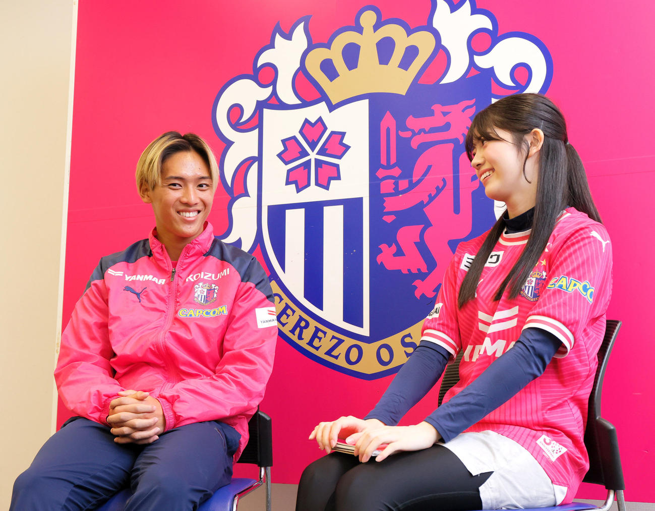 NMB坂下真心（右）と対談するC大阪北野颯太（撮影・上山淳一）
