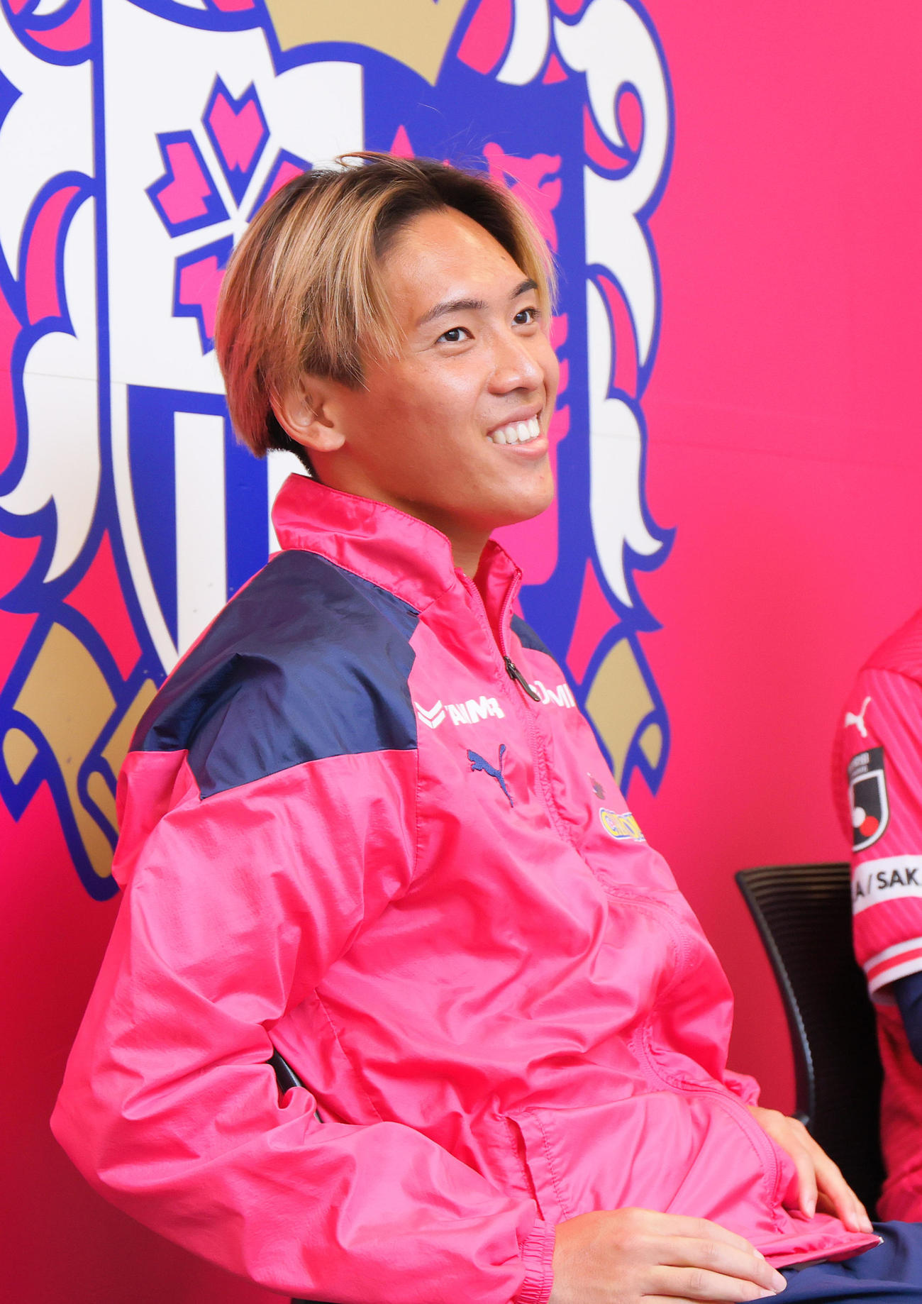 NMB坂下真心と対談するC大阪北野颯太（撮影・上山淳一）