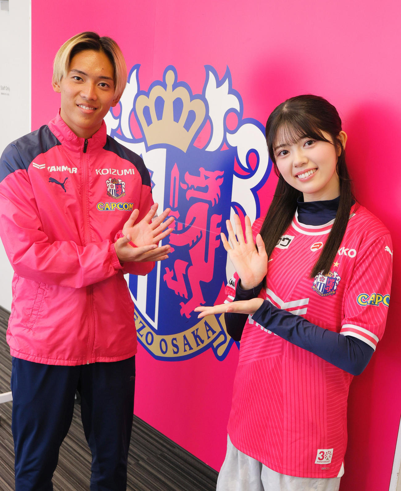 C大阪北野颯太（左）とNMB坂下真心は対談を終え笑顔を見せる（撮影・上山淳一）