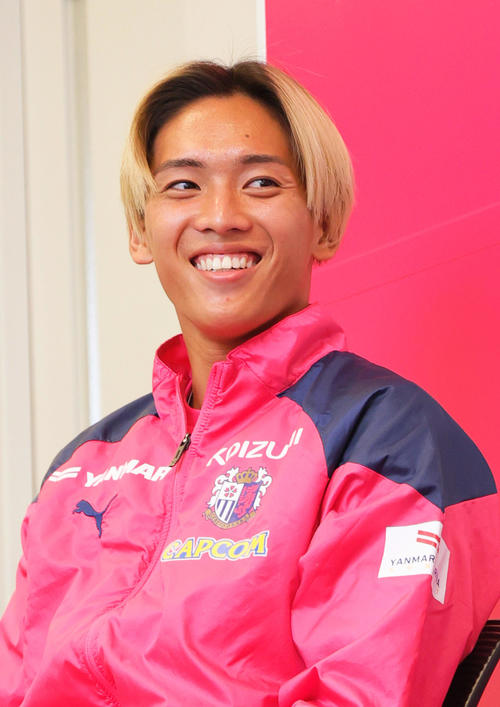 NMB坂下真心と対談するC大阪北野颯太（撮影・上山淳一）