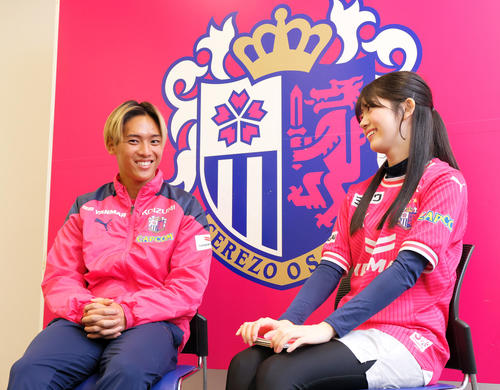 NMB坂下真心（右）と対談するC大阪北野颯太（撮影・上山淳一）