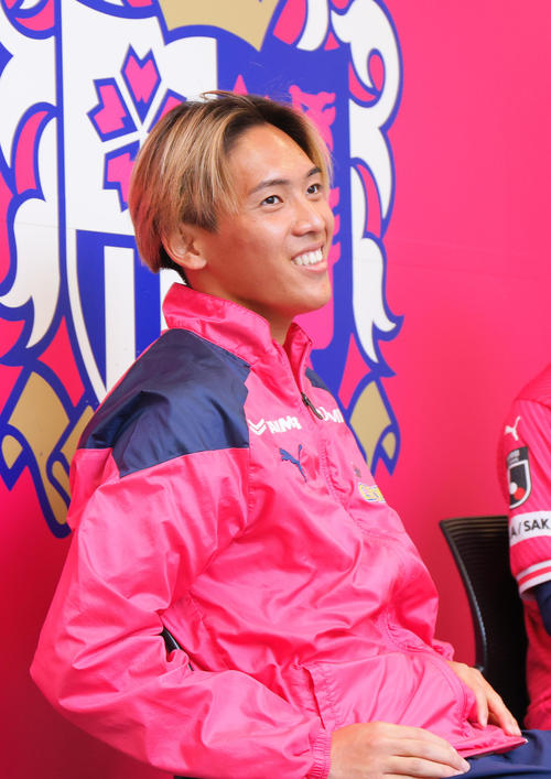 NMB坂下真心と対談するC大阪北野颯太（撮影・上山淳一）