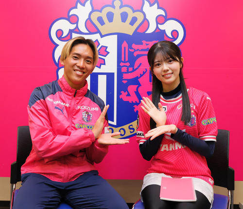 C大阪北野颯太（左）とNMB坂下真心は対談を終え笑顔を見せる（撮影・上山淳一）