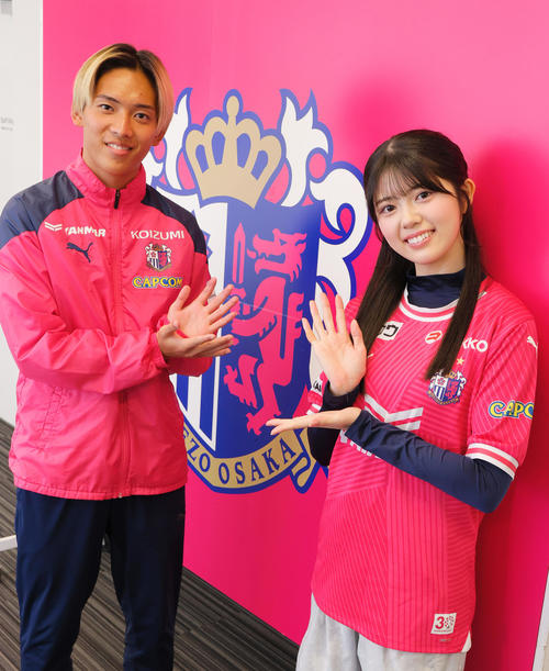 C大阪北野颯太（左）とNMB坂下真心は対談を終え笑顔を見せる（撮影・上山淳一）