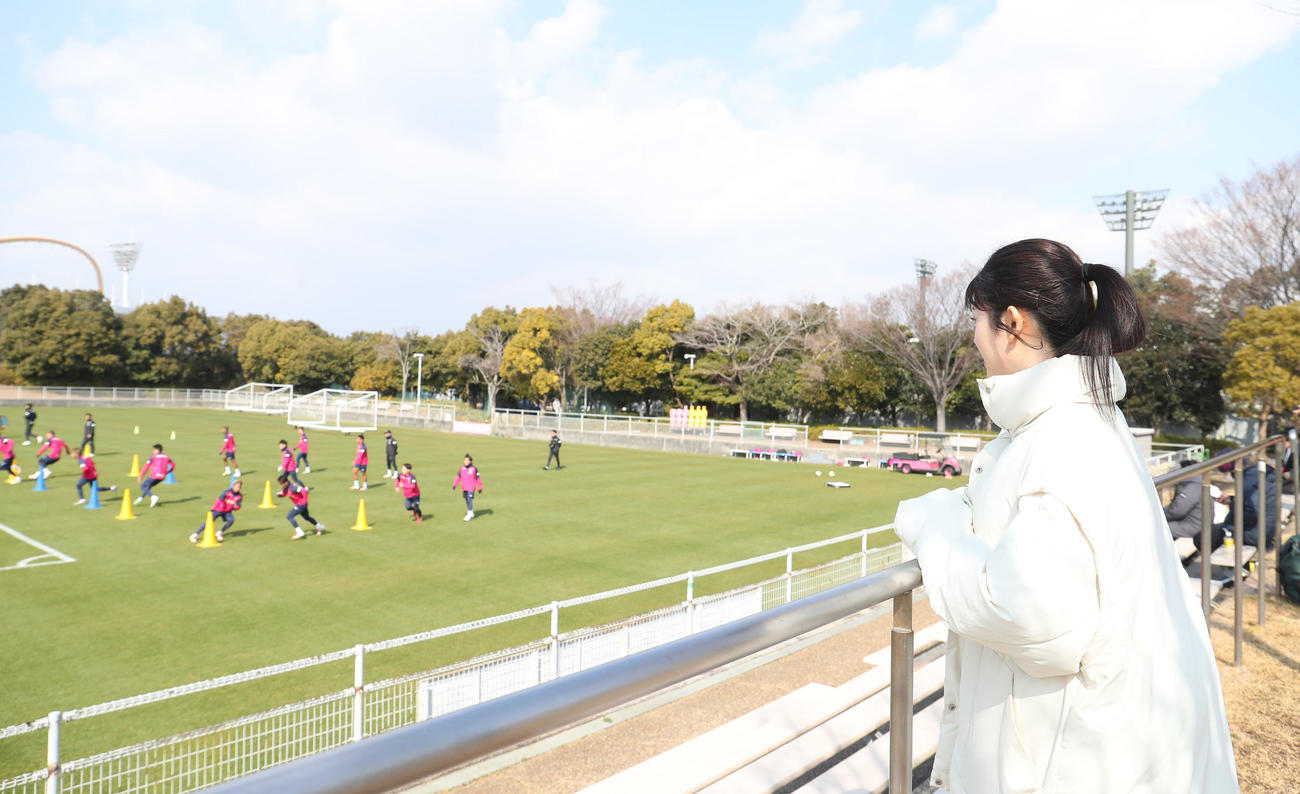 C大阪の練習を見守るNMB坂下真心（撮影・白石智彦）