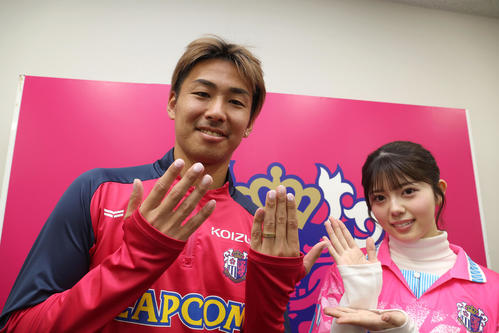 桜色のネイルを見せるC大阪舩木（左）とNMB坂下真心（撮影・白石智彦）