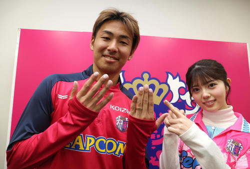 桜色のネイルを見せるC大阪舩木（左）とNMB坂下真心（撮影・白石智彦）