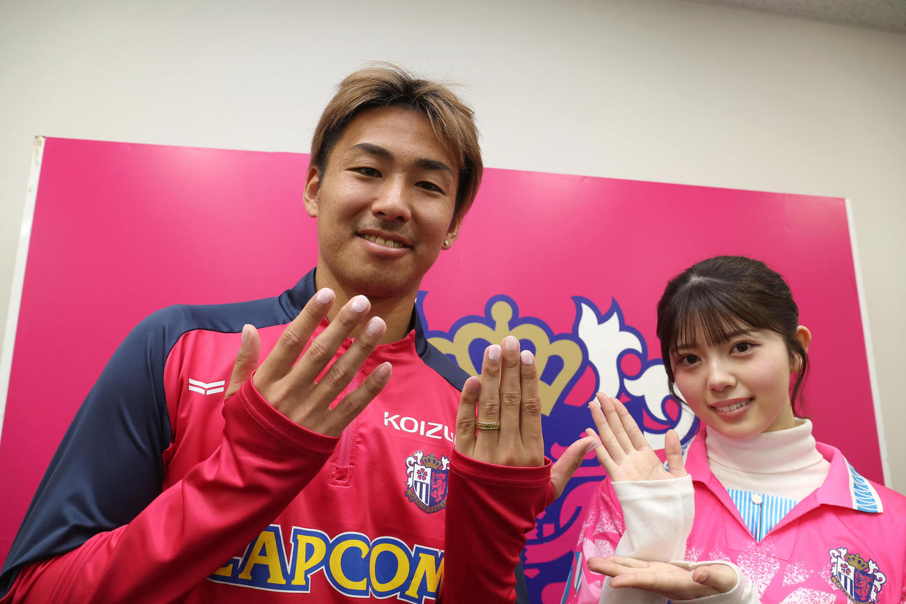 桜色のネイルを見せるC大阪舩木（左）とNMB坂下真心（撮影・白石智彦）
