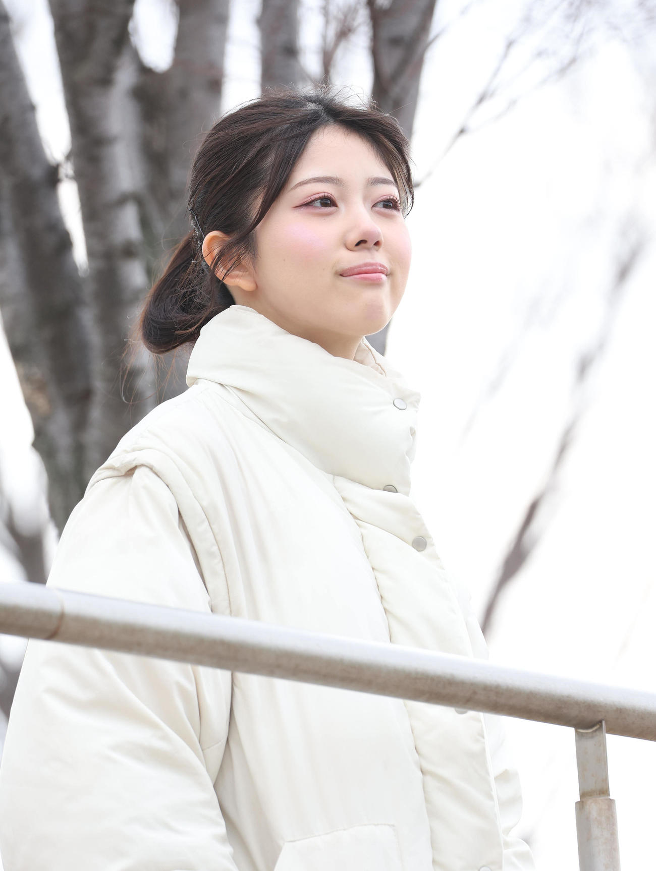 C大阪の練習を見守るNMB坂下真心（撮影・白石智彦）
