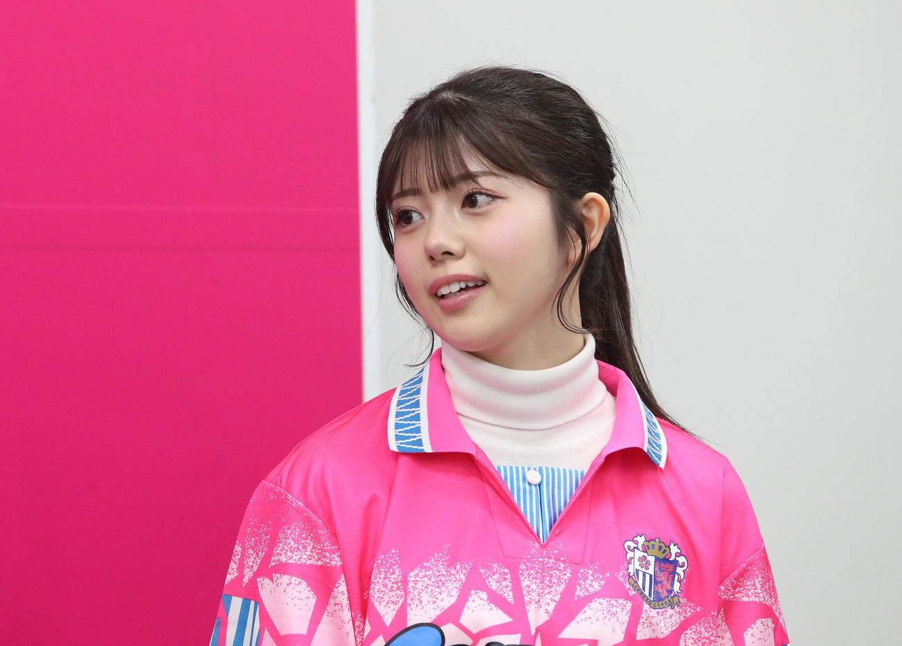 C大阪舩木に質問するNMB坂下真心（撮影・白石智彦）
