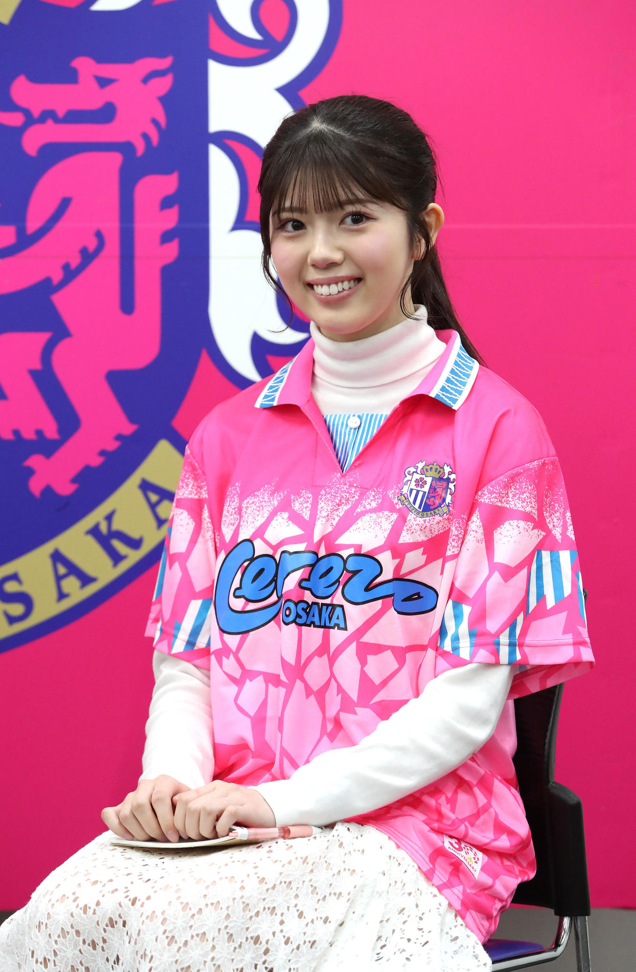 C大阪舩木に質問するNMB坂下真心（撮影・白石智彦）