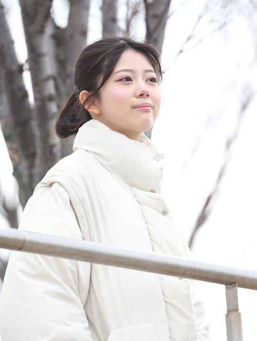C大阪の練習を見守るNMB坂下真心（撮影・白石智彦）