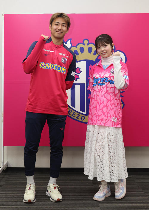 ガッツポーズするC大阪舩木（左）NMB坂下真心（撮影・白石智彦）