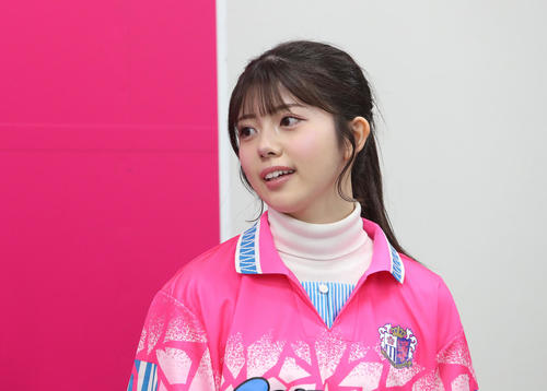 C大阪舩木に質問するNMB坂下真心（撮影・白石智彦）