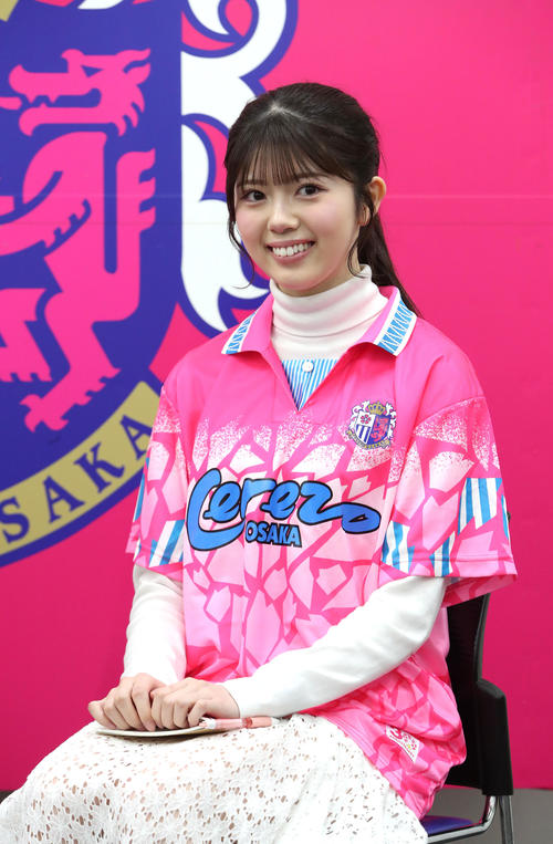 C大阪舩木に質問するNMB坂下真心（撮影・白石智彦）
