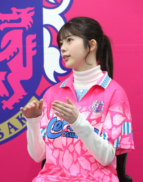 C大阪舩木に質問するNMB坂下真心（撮影・白石智彦）