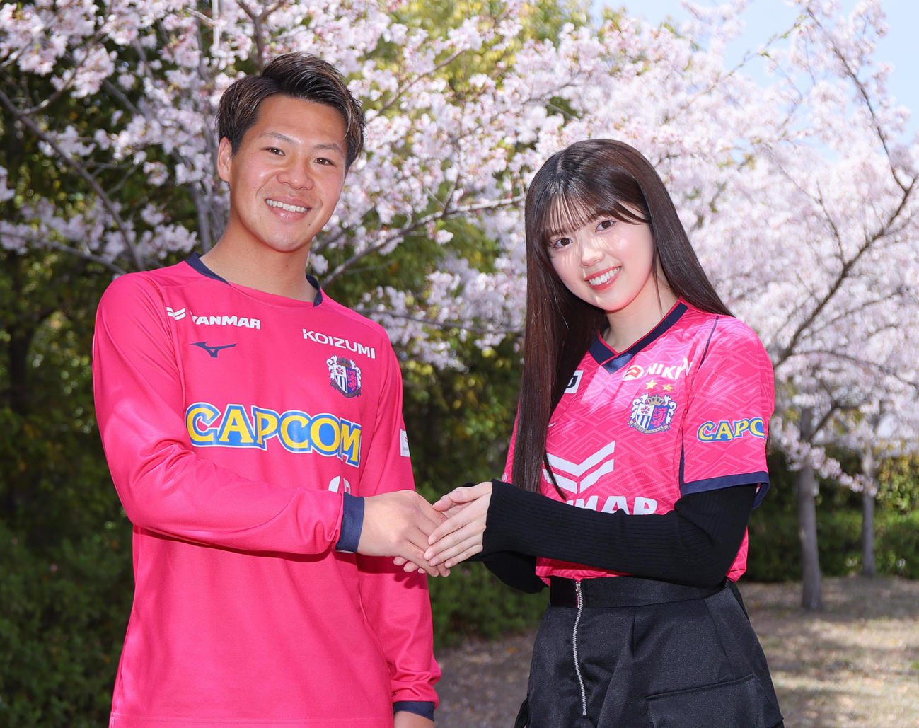 桜を背に笑顔を見せるC大阪中島元彦（左）とNMB48坂下真心（撮影・上山淳一）