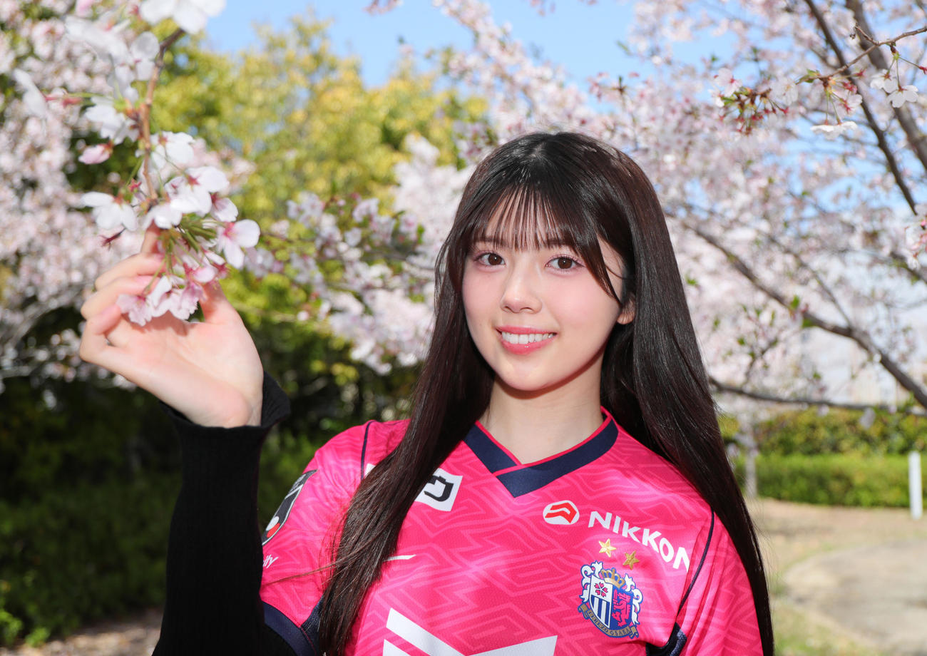 C大阪クラブハウスに咲く桜と写真に納まるNMB48坂下真心（撮影・上山淳一）