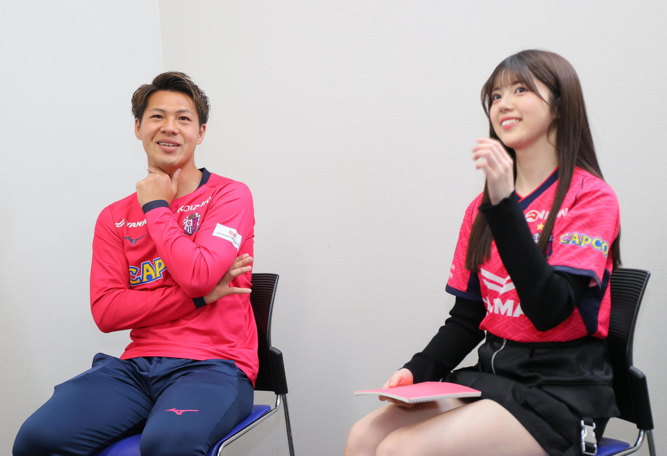 NMB48坂下真心（右）と対談するC大阪中島元彦（撮影・上山淳一）