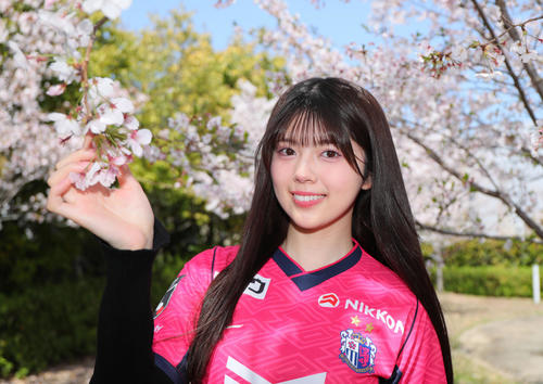 C大阪クラブハウスに咲く桜と写真に納まるNMB48坂下真心（撮影・上山淳一）