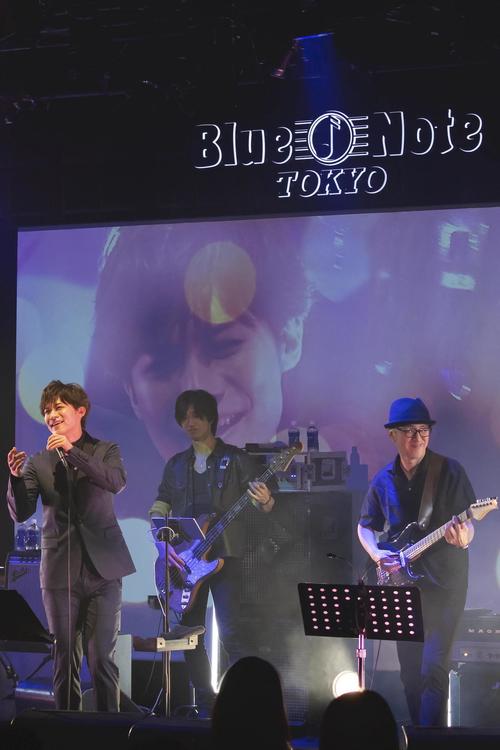 洋楽を初披露した新浜レオン(左)。左はギタリスト増崎孝司(東京・南青山のブルーノート東京)