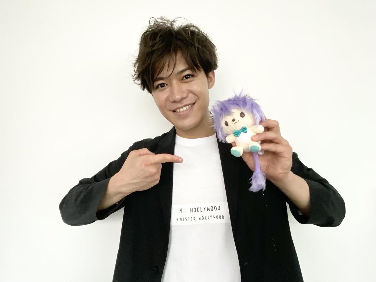 新浜レオンが手にする自身のキャラクター「れおすけマスコット」をプレゼント！