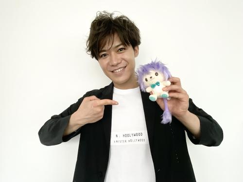 新浜レオンが手にする自身のキャラクター「れおすけマスコット」をプレゼント!