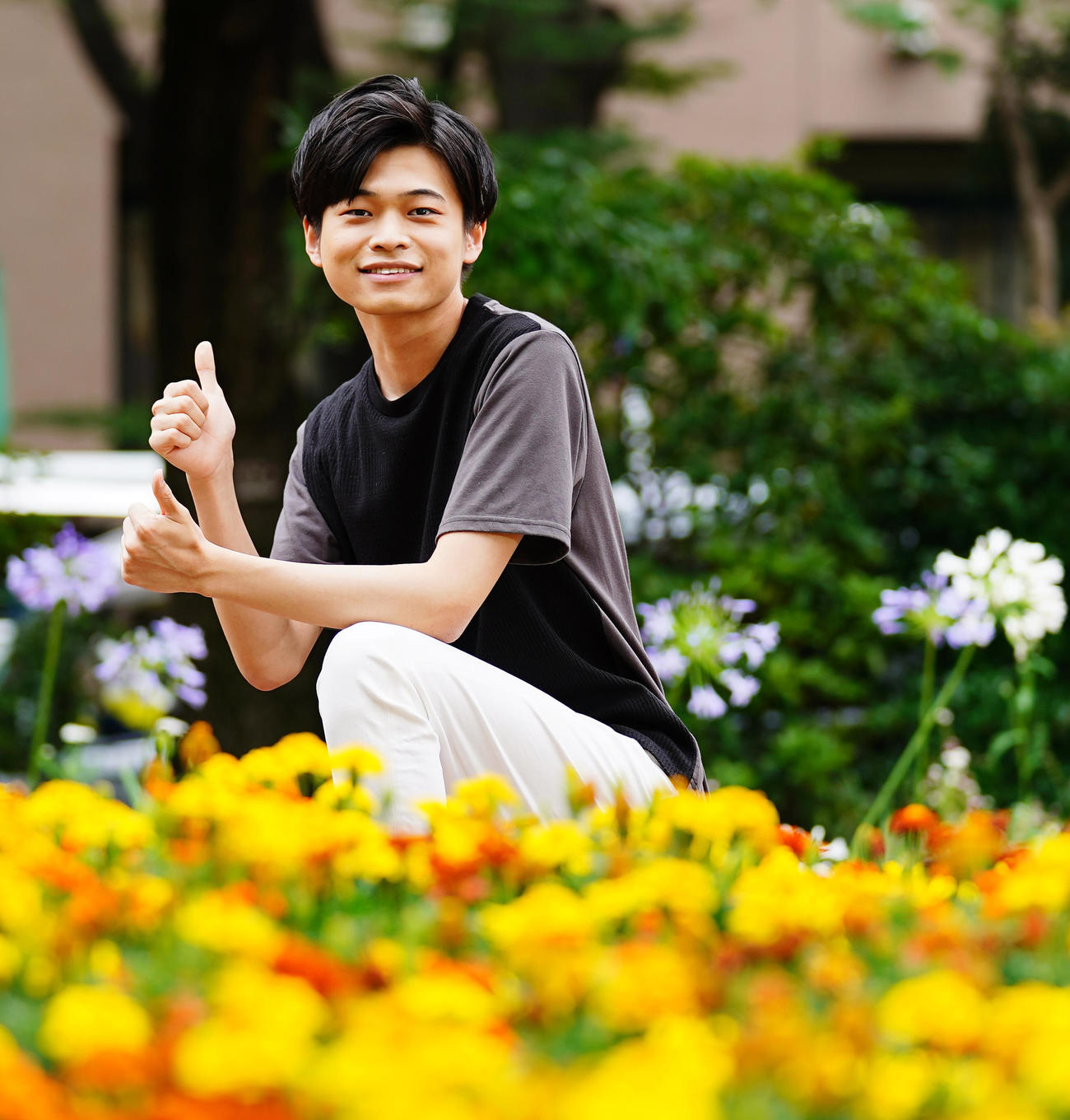 さわやかな笑顔でポーズをとる二見颯一（撮影・菅敏）