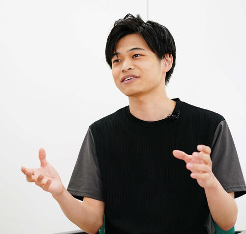 笑顔で質問に答える二見颯一（撮影・菅敏）
