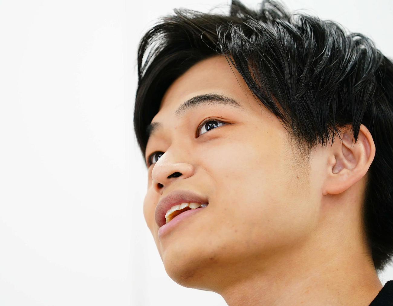 笑顔で質問に答える二見颯一（撮影・菅敏）