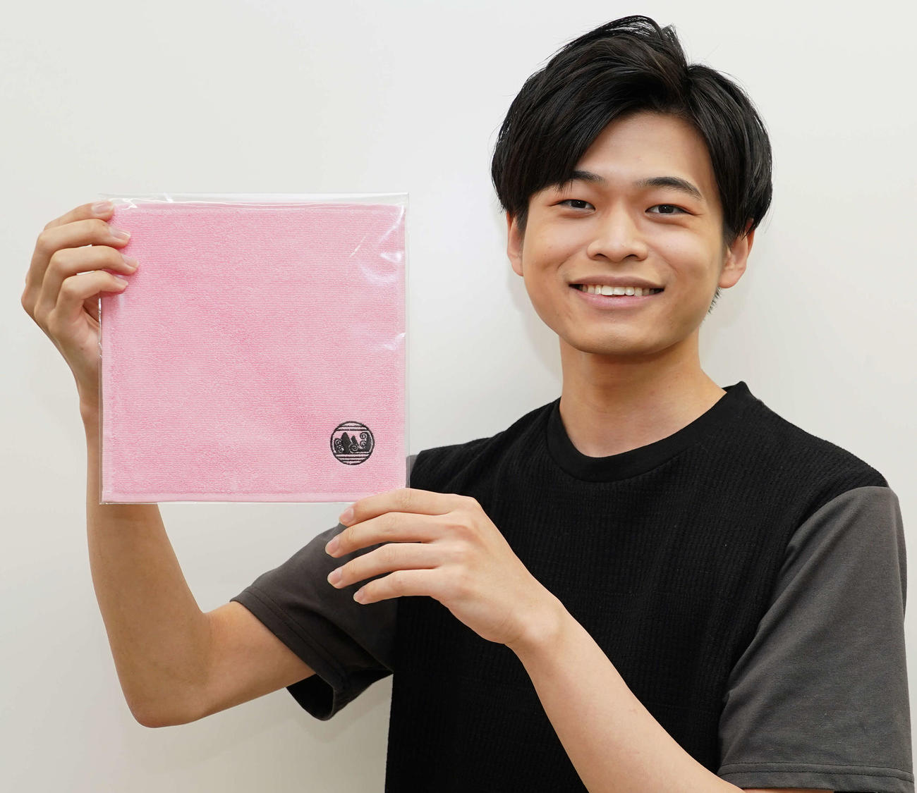 二見颯一が手にするロゴ入りハンカチをプレゼント！