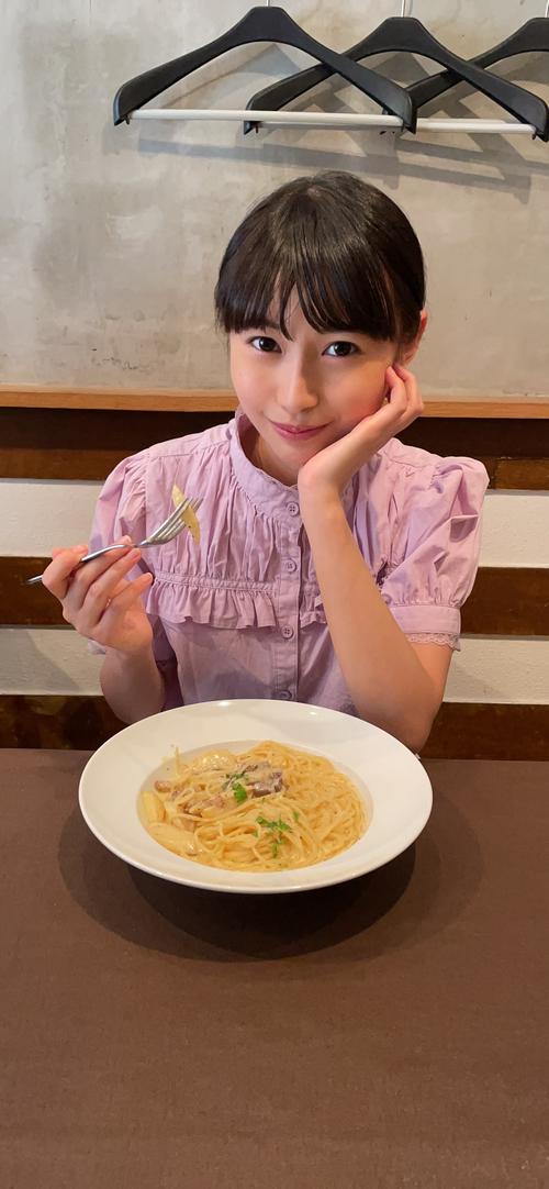大好きなパスタでランチタイムを楽しむ望月琉叶