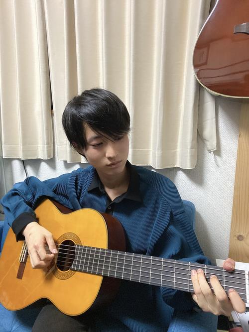 ギター練習中の青山新