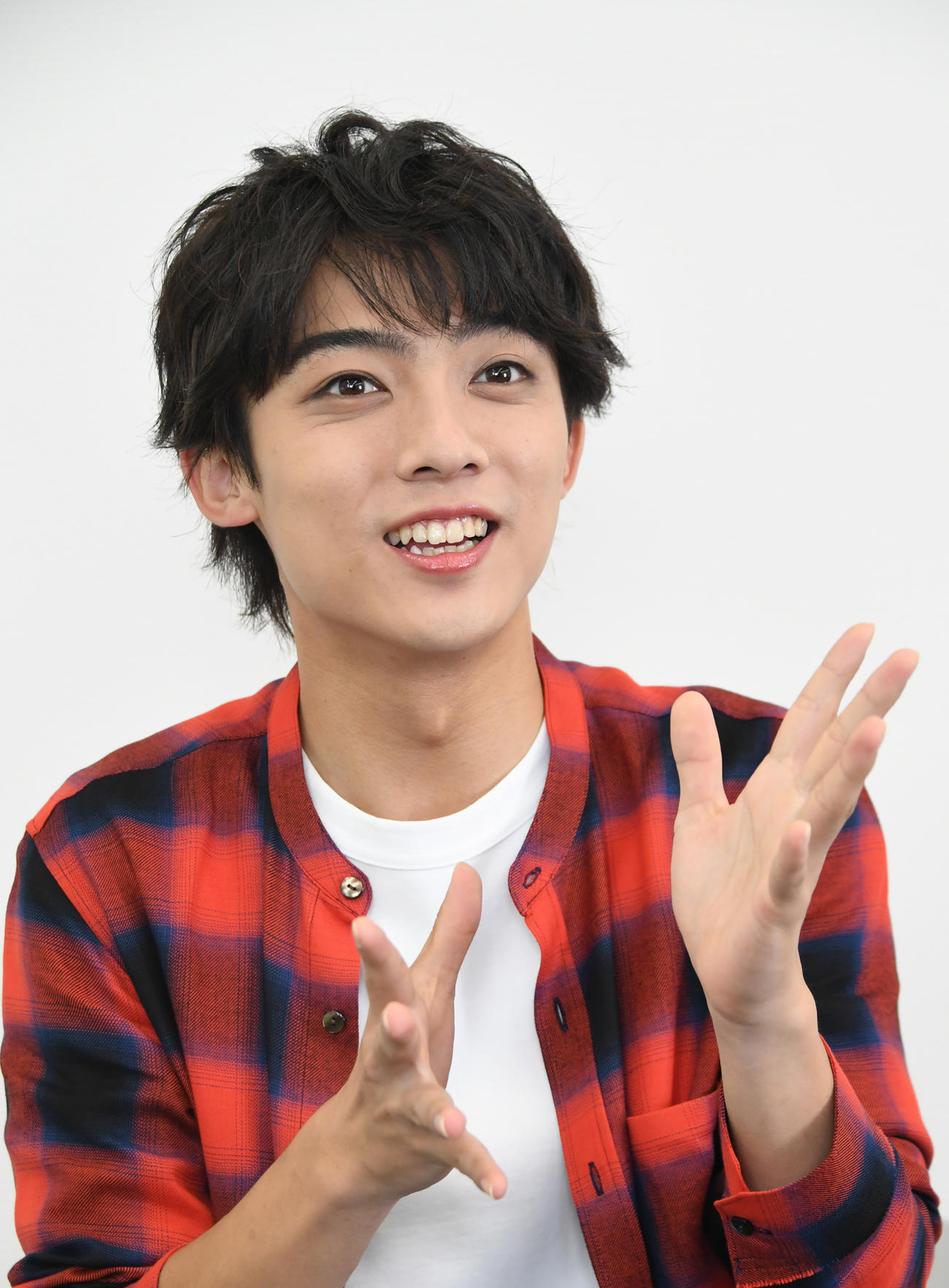 ストリートライブの経験を話す辰巳ゆうと