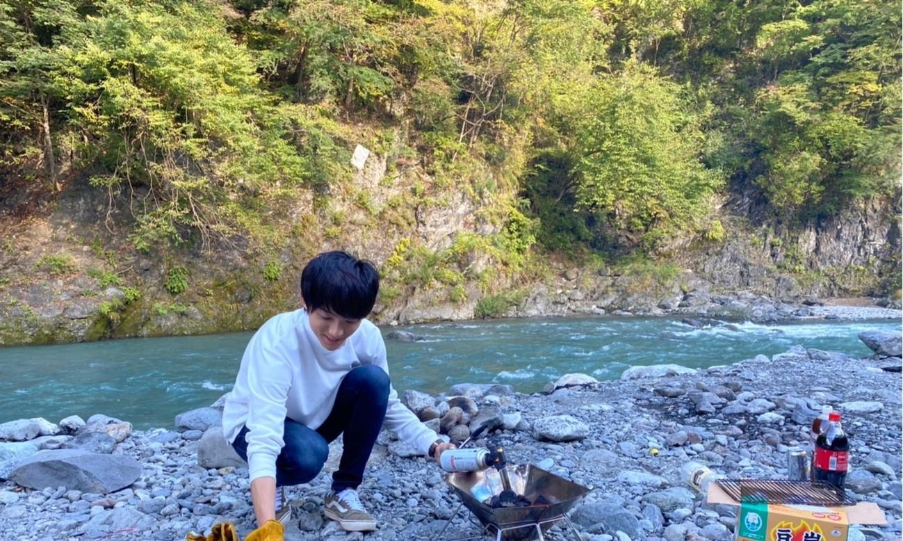 デイキャンプで食事の準備をする辰巳ゆうと